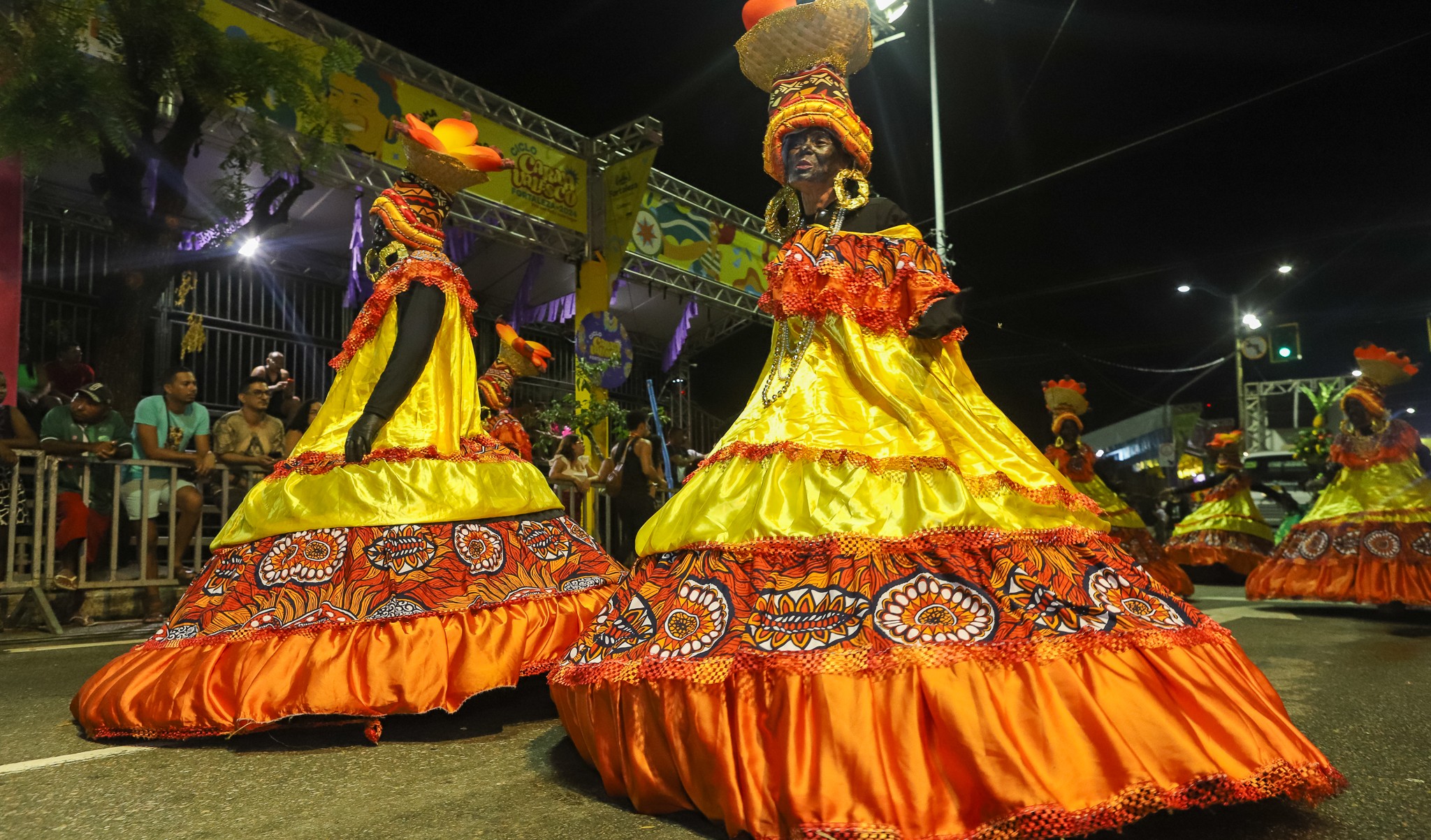 maracatu desfilando